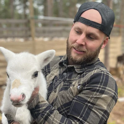 Janne Körkkö ja poronvasa Santa Claus Reindeerin tarhalla.