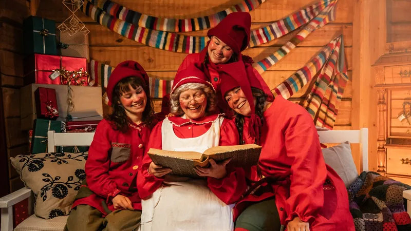 Mrs. Santa Claus ja tontut muorin tuvassa Joulupukin pajakylässä.