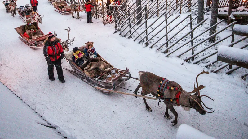 Poroajelu lähdössä Joulupukin pajakylässä Rovaniemellä.